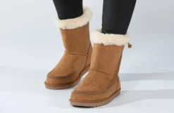 Chestnut BILLY Cozy Boots -Style Step Shoes Shop BK21304 250 studio standing 2 940x614 483ac9f6 0f59 4a03 99af cb4cb92e468a