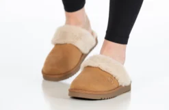 Chestnut BILLY Cozy Sling Scuff -Style Step Shoes Shop BK22447 250 studio standing 2 940x614 c6b042ef 0138 47e3 9ec5 e2923ae99cba